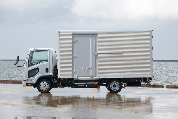 「ワイドキャブ ロングボディー ドライバン」のボディーサイズは全長×全幅×全高＝6470×2220×3090mm。もう1台の試乗車である「ハイキャブ ショートボディー ドライバン」より、30cmほど幅が広く、1.5mほど全長が長い。