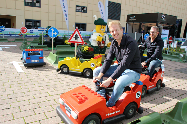 ヒュンダイとレゴランドによる「子供自動車教習所」と名づけられたアトラクション。プレスデーは、まず大人が試運転？