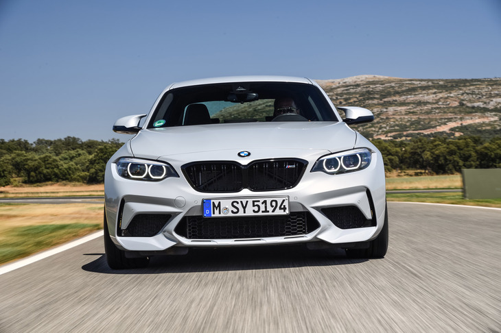 エクステリアについては、新デザインのキドニーグリルやフロントバンパー、ドアミラーなどが、従来モデルに対する「M2コンペティション」の特徴として挙げられる。