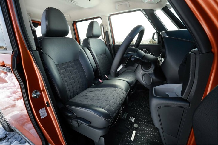 はっ水加工が施された合成皮革とファブリックのコンビシート。運転席と助手席の座面には、シートヒーターが標準で装備される。
