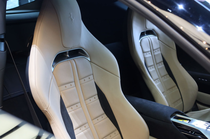 フェラーリ12チリンドリ（シート）