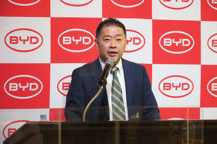 新型「J6」「K8」導入の記者会見において、両車の特徴を説明するビーワイディージャパンの花田晋作副社長。