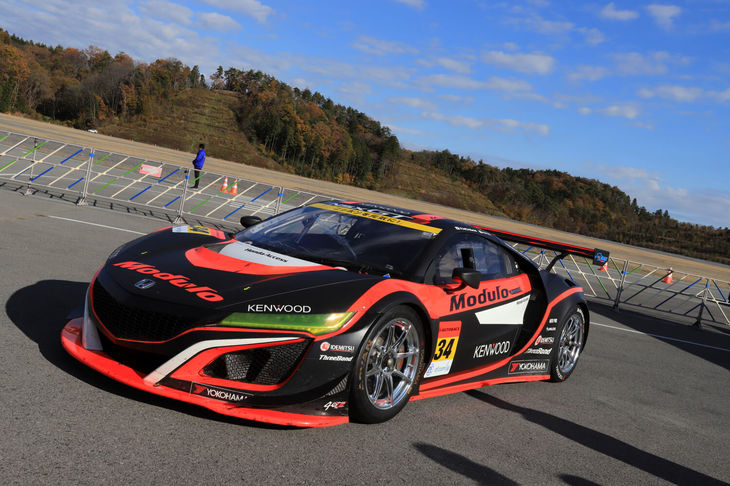 「S660モデューロX」の試乗エリアに展示されていた「Modulo KENWOOD NSX GT3」。2018年シーズンのSUPER GT GT300クラスで戦った「Modulo Dorago CORSE」の参戦マシンである。驚くべきことに、一日中展示されていたマシンの周囲には柵も囲いもなし。参加者たちは「NSX GT3」を細部までじっくりと見ることができた。