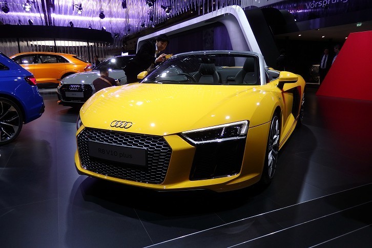 アウディR8スパイダー