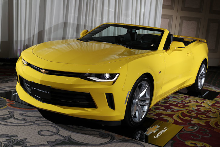 2017年の終わりに発売される予定の6代目「シボレー・カマロ」。比較的リーズナブルな、2リッター直4ターボモデルもラインナップされる。