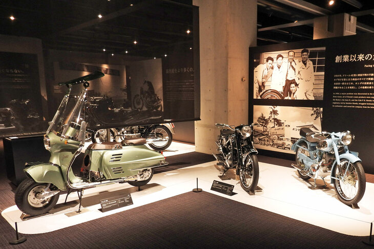 自社の“黒歴史”というか、経営危機の原因になったモデルも展示し、その旨をちゃんと解説している点がホンダらしい。写真左から「ジュノオK型」（1954年）、「ドリーム4E型」（1954年）、「ベンリイJ」（1953年）。いずれも、キャブレターの不調でホンダを危機に陥れたバイクである。