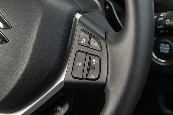 デビュー当初から採用されていたACCについては、従来モデルでは車速が40km/h以下になると機能を停止していたものが、完全停車まで機能し続ける全車速対応型に変更された。