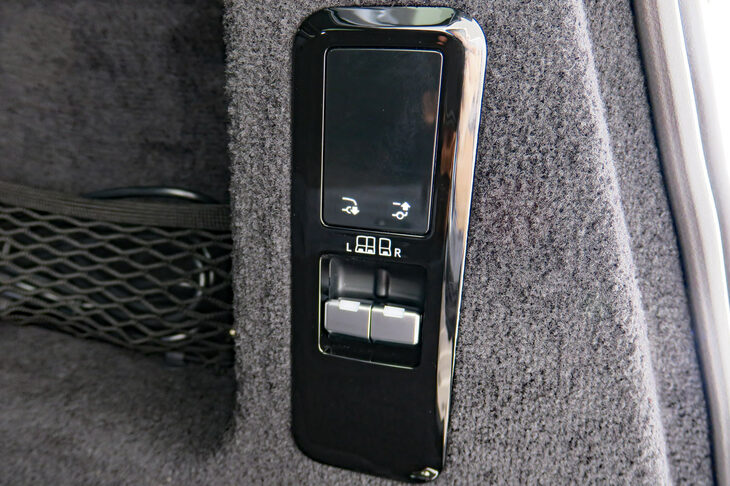 レンジローバー・スポーツSVエディションワン（後席の電動格納機構と車高調整機構のコントロールパネル）