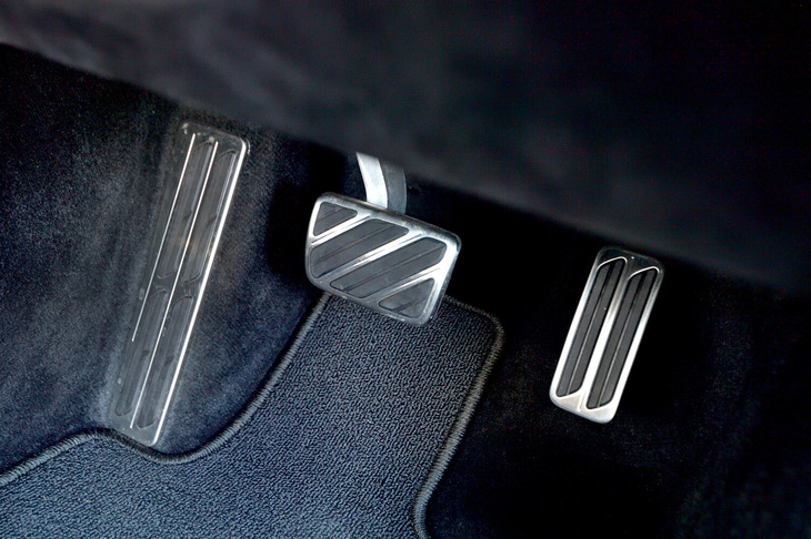 従来セットオプションに組み込まれていたアルミ製のペダル＆フットレストが標準装備化されている。