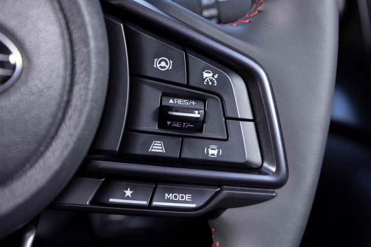 「スバル・レヴォーグ」は全車、運転支援システム「アイサイト」を標準装備。今回の試乗車「STI Sport R EX」には、さらに高度な地図データやドライバーモニタリングシステム、渋滞時のハンズオフアシストなどを加えた「アイサイトX」が備わっている。