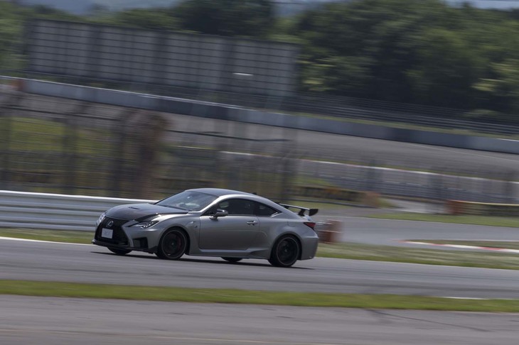 富士スピードウェイのレーシングコースを駆け抜ける「RC F“パフォーマンスパッケージ”」。海外では「RC Fトラックエディション」の名で扱われている。