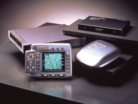 世界初のカーナビは1981年にホンダが実装した「ホンダエレクトロジャイロケータ」で、1990年にはマツダがGPSで自車位置を測位する「CCS」を採用する。その直後に、パイオニアから世界初の後付け式GPSナビ「AVIC-1」（写真）が登場。市販市場向けカーナビの普及が始まった。