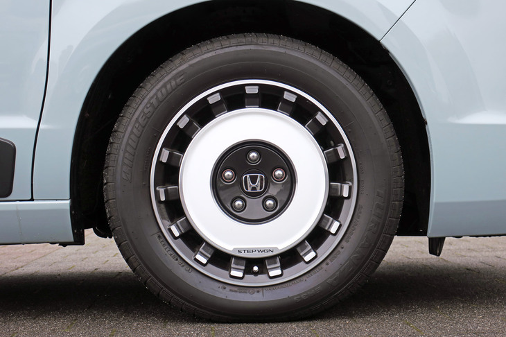 ホンダ・ステップワゴンe：HEVエアー ホンダアクセス用品装着車（16インチアルミホイール「MG-029」マルチカラー塗装）