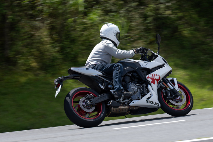 カラーリングは「トリトンブルーメタリック」「マットソードシルバーメタリック」「マットブラックメタリックNo.2」の3種類。訴求色はブルーのようだが、シルバーの試乗車も濃緑に映えて非常にカッコよかった。