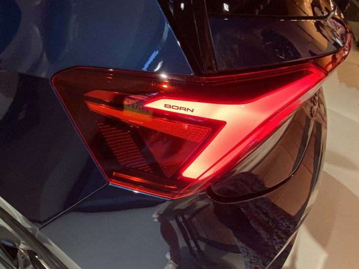 テールランプの造形は、近年流行の逆反り型である。