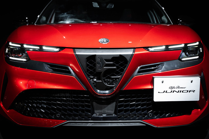 電気自動車の「エレットリカ」（写真）と台数200台の導入記念モデル「イブリダ スペチアーレ」には、ミラノ市の紋章に由来する赤十字とビシォーネをシンプルに解釈し、彫刻的に仕上げた「プログレッソ」と呼ばれるデザインのフロントグリルが採用される。