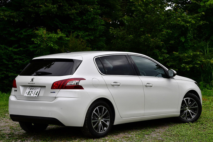 「プジョー308アリュール BlueHDi」のリアビュー。（写真＝池之平昌信）