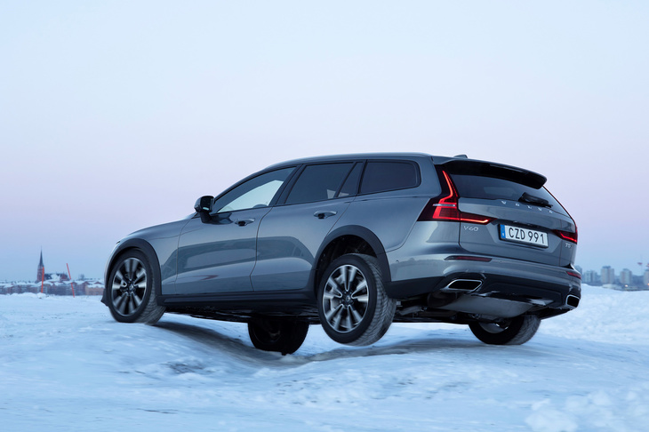 大きな溝を斜めに通過する「V60クロスカントリー」。リアタイヤにはブレーキ制御による疑似LSD機能が付いていて、写真のように片輪が宙に浮くような状態でも、そのタイヤの空転を防ぎ、脱出することができる。