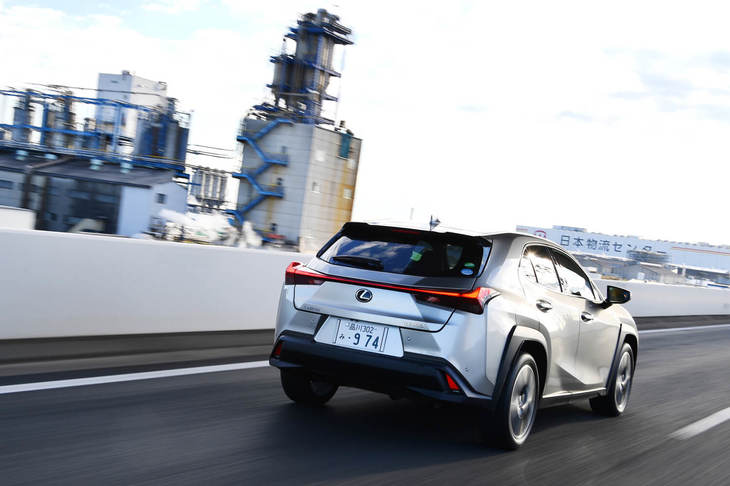 
	ガソリンエンジン車「UX200」には、発進用のローギアを備える新開発のCVTが搭載される。
	