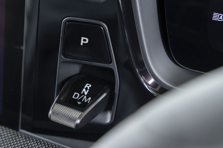 シフトセレクターはメーターパネルの左側にレイアウト。「タイカン」と同じに見えて「P」のボタンの位置が違っている（タイカンはレバーの左）。