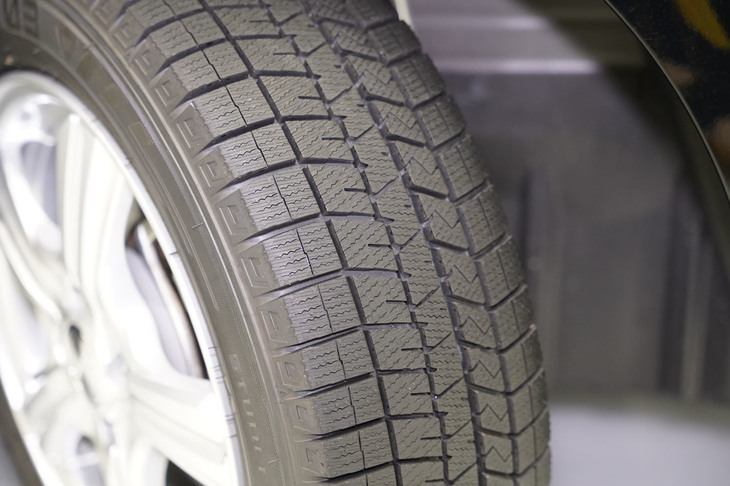 「ナノ凹凸ゴム」が高い氷上グリップ性能を実現した。