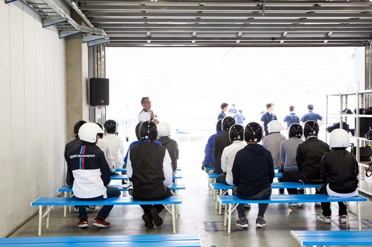 見事、抽選に勝ち残り「RACING CAR TAXI.」のチケットを手に入れた参加者。富士スピードウェイのレーシングコースを走る「Mモデル」の走りに期待感が高まっていたことだろう。