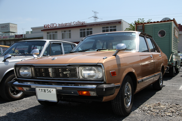 新車以来のナンバーを付けたワンオーナー車という1979年「日産スタンザ」。2代目A10「バイオレット」の内外装を高級化した、いわば“ミニ・セドリック”。