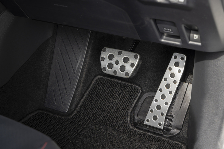 アルミペダルは「GRスポーツ」専用。フットレストにもひと工夫欲しいところだ。