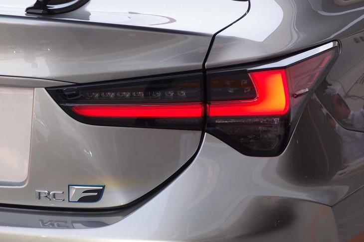 トランクリッドのリアコンビランプ付近（写真）やフロントの左右フェンダー部には“F”のエンブレムが添えられる。