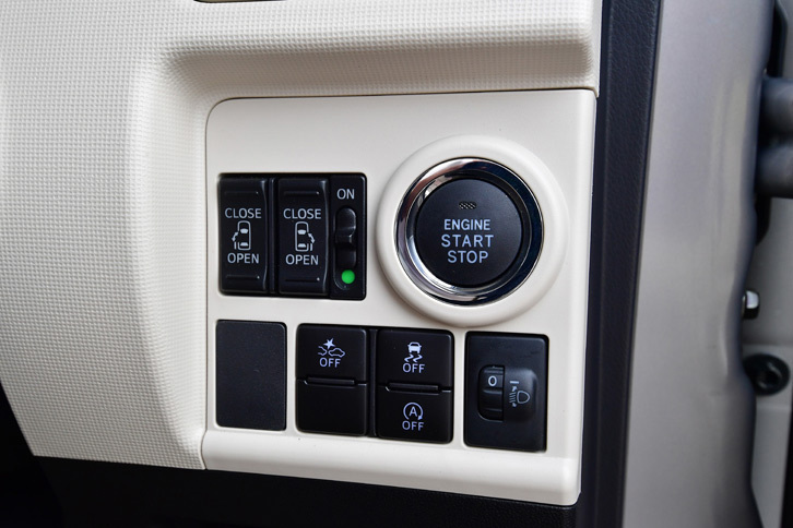 エンジン始動スイッチやドアの開閉スイッチはステアリング右側にまとめられている。