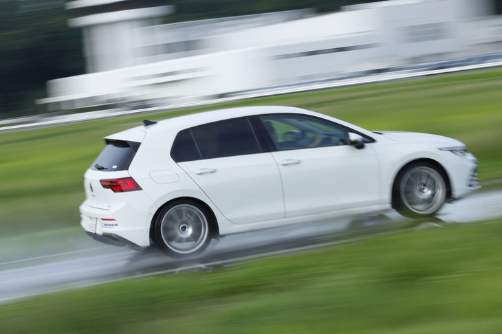 新品の「クロスクライメート3スポーツ」と、同じく新品の「クロスクライメート2」をそれぞれ装着した「フォルクスワーゲン・ゴルフeTSI」で、ウエットハンドリングテストを行った。写真はクロスクライメート3スポーツを装着した車両の走行シーン。