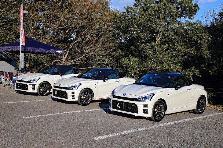 比較試乗に用意された3台の「コペン」。右がノーマルの「コペンGRスポーツ」、中央がパフォーマンスダンパーのみを装着したもの、左奥がパフォーマンスダンパーに加え、空力関連のGRパーツも装着した個体である。
