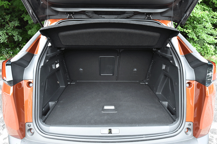 荷室容量は、従来モデルより88リッター大きい520リッター。フロア高は、ボードによって2段階に調整することができる。（写真をクリックすると、シートの倒れる様子が見られます）