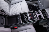 後席のアームレスト内には、エアコンや照明の調整のほか、ブラインドの開け閉めが行えるタブレット型の「リアシートリモート」が備わっている。