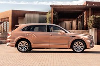2022年5月に「ミュルザンヌ」の後継としてデビューした「ベントレー・ベンテイガEWB」。SUV「ベンテイガ」の単なるストレッチ版ではなく、「新たな超高級フラッグシップ」と位置づけられている。