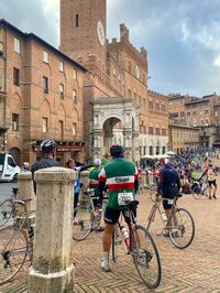 参加者たちはシエナ南部へと向かっていった。