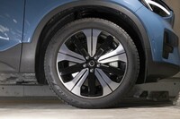 タイヤ＆ホイールは19インチがスタンダード。前輪駆動でありながら後輪のほうが太いサイズを履いている。