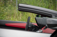 低く寝たウインドスクリーンがドライバーの頭上にまで迫っている。