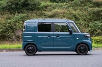 ホイールやドアミラー、ドアハンドルもブラックでコーディネート。ルーフレールは標準装備だ。