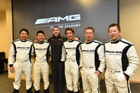 そうそうたるインストラクターの皆さま。右から、中谷明彦氏、瀬在仁志氏、平中克幸氏、ノーマン・サイモン氏、黒澤治樹氏、高木虎之介氏。モータースポーツに詳しい人なら、皆名前を聞いたことがあるはずだ。