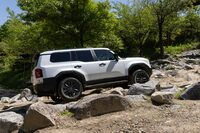 巨大な岩を乗り越えながらの登坂に挑む。ガン、ゴンと車底をヒットさせながら進んでいくが、同乗するエンジニアは涼しい顔。モノコックのクルマでは考えられないタフネスだ。