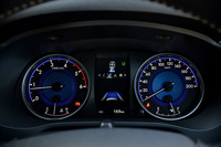 鮮やかなブルーが目を引くオプティトロンメーター。中央には、4.2インチのマルチインフォメーションディスプレイが備わる。