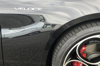 「ヴェローチェ（Veloce）」は「速い」を意味するイタリア語で、高性能モデルを示すグレード名でもある。往年のアルファ・ロメオ車にも採用されていた由緒正しいネーミングだ。