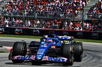 この週末、注目を集めたのがアルピーヌのアロンソ（写真）。初日のドライでも速く、また天候が崩れウエットとなった土曜日も力強い走りを披露し予選2位となり、フェラーリに在籍していた2012年ドイツGP以来となるフロントローを獲得。翌月に41歳となる2冠王者は、「スタートでポールシッターのマックス（フェルスタッペン）にアタックするさ」と不敵な笑みを浮かべていたが、レースでは2位をキープしたまではよかったものの、その後はエンジントラブルなどもありズルズルと後退し、7位でチェッカードフラッグ。レース後、バルテリ・ボッタスのアルファ・ロメオを抑える際に走行ラインを頻繁に変えたことで5秒加算のペナルティーを受け、9位に降格となってしまった。チームメイトのエステバン・オコンは予選7位から6位入賞。（Photo=Alpine F1）