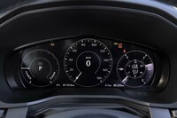 メーターパネルは液晶だからと表示を欲張らず、余白（余黒）を生かすことで高い視認性を確保。「スポーツ」モードにすると赤のアクセントが入る。