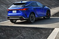 4WDシステムは油圧多板クラッチを使ったオンデマンド式。前後トルク配分は75：25～50：50の間で制御される。