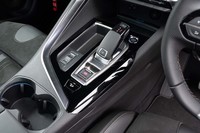 変速機はアイシン製のトルコン式8段AT「EAT8」。スマートフォンの無接点充電器の搭載によって「アドバンストグリップコントロール」のダイヤルセレクターがなくなり、ドライブモードセレクターに統合された。