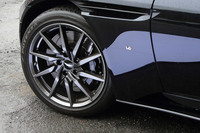 タイヤサイズは前が255/40ZR20、後ろが295/35ZR20。フロントのフェンダーパネルには、フロントから入った空気を放出し、フロントリフトを抑制するエアアウトレットが備わる。