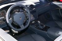 「マセラティ・グランカブリオMC」のインストゥルメントパネルまわり。