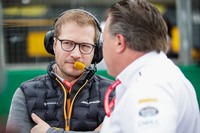 ロン・デニスを追い出した後のマクラーレンのかじ取り役を任されていたザック・ブラウン（写真右）に、強力な助っ人が加わる。ポルシェの世界耐久選手権LMP1プログラムで陣頭指揮を執っていたアンドレアス・ザイドル（同左）がF1マネージングディレクターに就任。経験豊富なリーダーを中心に、組織改革を行っている最中だ。（Photo=McLaren）